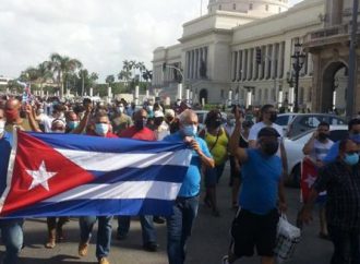 ΟΧΙ ΣΤΙΣ ΠΡΟΒΟΚΑΤΣΙΕΣ ΤΩΝ ΙΜΠΕΡΙΑΛΙΣΤΩΝ!  ΑΛΛΗΛΕΓΓΥΗ ΣΤΟΝ ΛΑΟ ΤΗΣ ΚΟΥΒΑΣ!