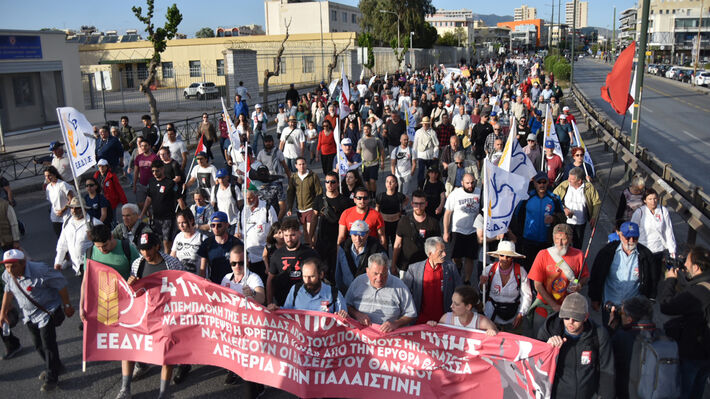 Να ακουστεί ακόμα πιο δυνατά: Οχι στους εξοπλισμούς, έξω η Ελλάδα από του πολέμου τα σφαγεία, λευτεριά στην Παλαιστίνη.